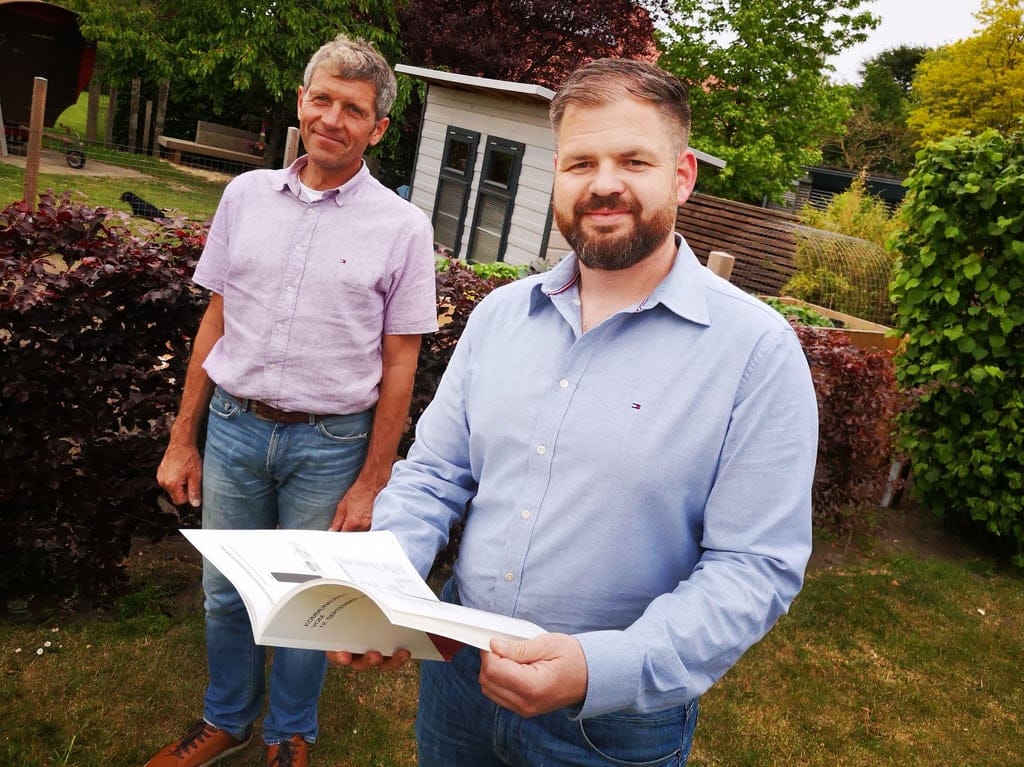 Whrend seiner aktiven Zeit als CDU-Ratsherr in Ahlen betreute Ren Achten (r.), hier mit dem Ortsausschuss-Vorsitzenden Hubertus Beier, auch den Wahlkreis 2 in Vorhelm. Foto: Christian Wolff