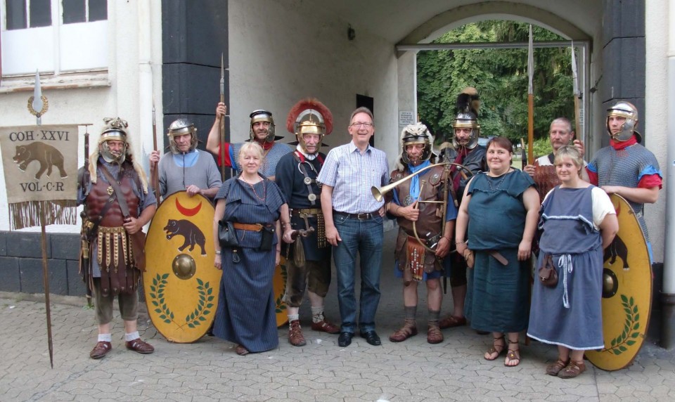 MdB Erwin Rddel mit den Mitgliedern der Kohorte in Rheinbrohl